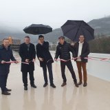 Les partenaires du projet ont bravé la pluie, avant de symboliquement couper le ruban au milieu de la passerelle.